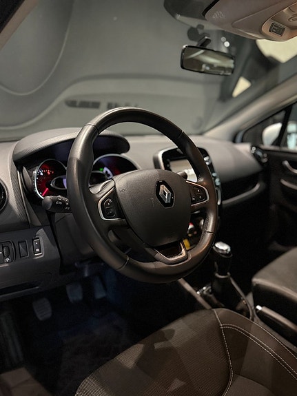 Renault Clio 11 of 15