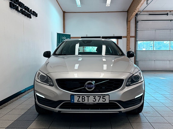Volvo V60 Cross Country 2 of 5