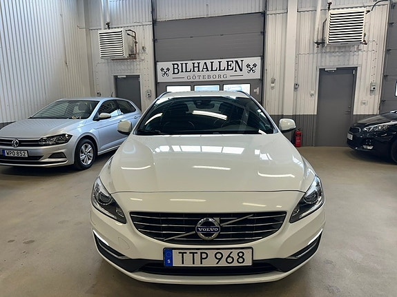 Volvo V60 2 of 5