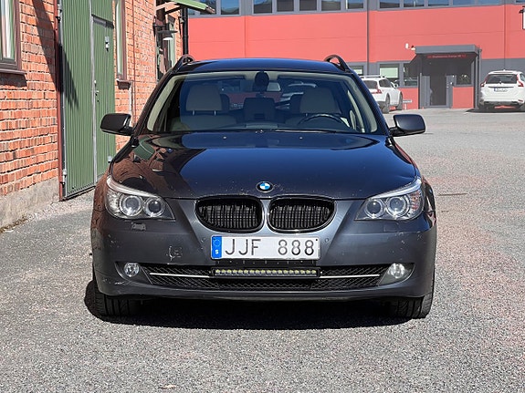 BMW 525 2 of 5