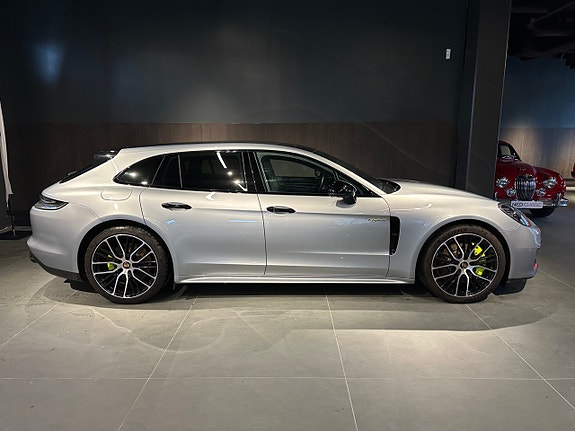 Porsche Panamera 4 5 of 5