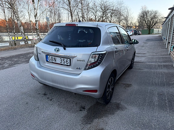 Toyota Yaris 5 of 7