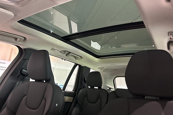 Volvo XC90 16 of 19