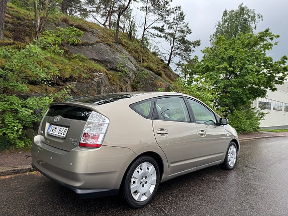 Toyota Prius 4 of 5