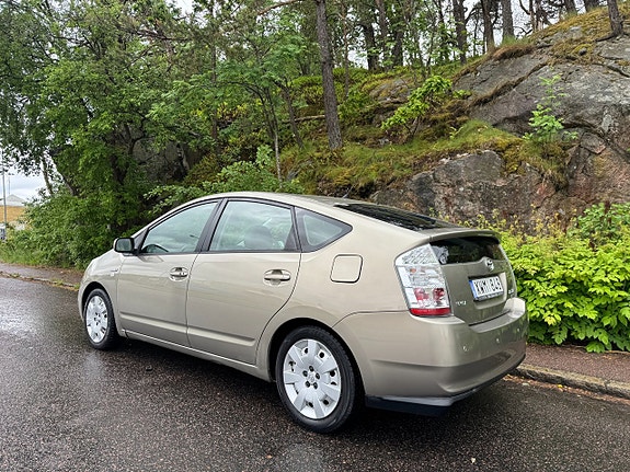 Toyota Prius 3 of 5