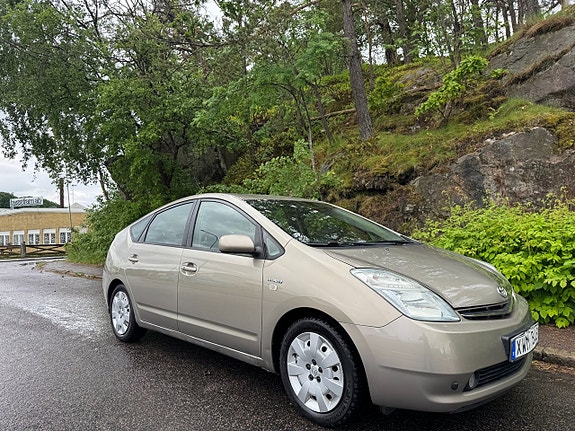 Toyota Prius 2 of 5