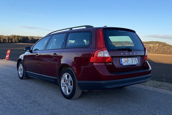 Volvo V70 3 of 5