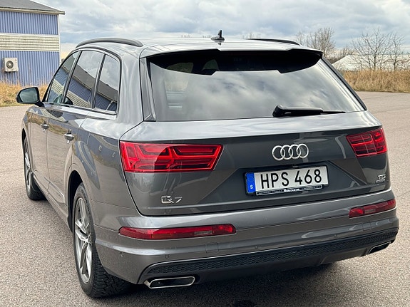 Audi Q7 4 of 5