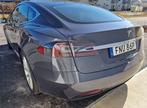 Tesla Model S 7 of 9