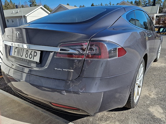 Tesla Model S 4 of 9