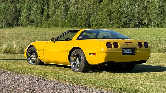 Chevrolet Corvette 3 of 5