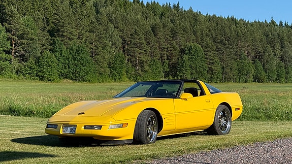 Chevrolet Corvette 2 of 5