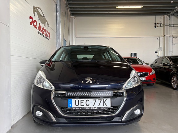 Peugeot 208 2 of 5