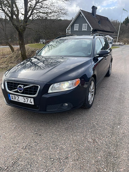 Volvo V70 2 of 5