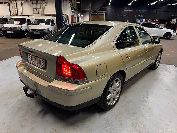 Volvo S60 4 of 5