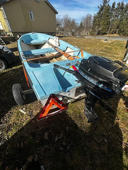 Fiskebåt med motorn och släp 4 of 5