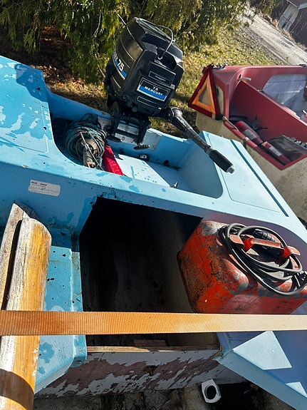 Fiskebåt med motorn och släp 5 of 5