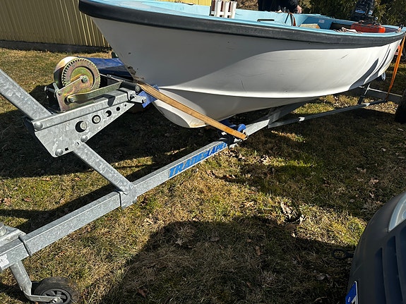 Fiskebåt med motorn och släp 2 of 5
