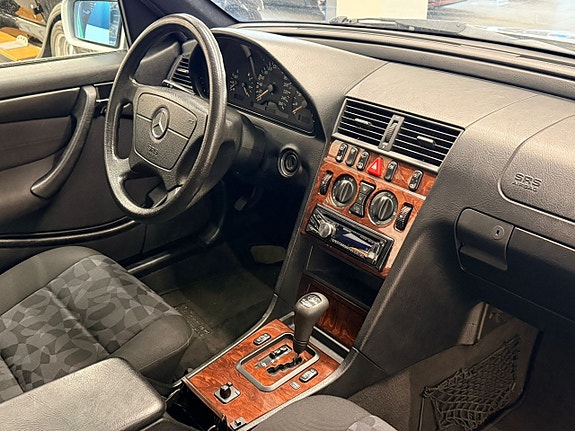 Mercedes-Benz C240 8 of 15