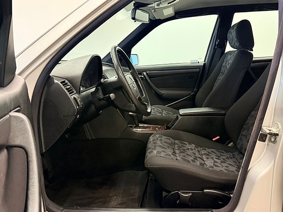 Mercedes-Benz C240 10 of 15