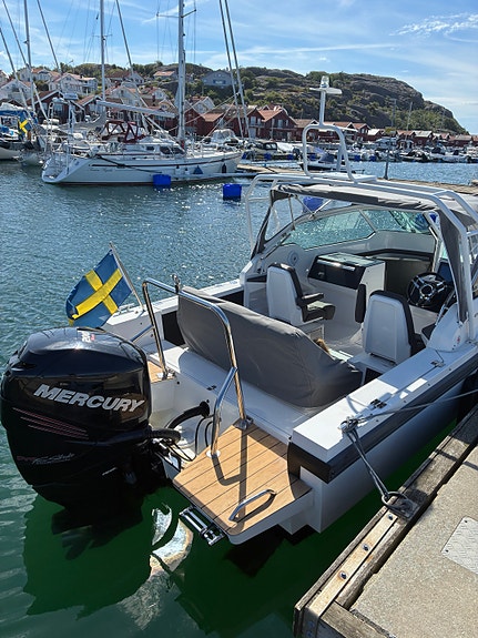 Axopar24 Open Cabin 2 of 3