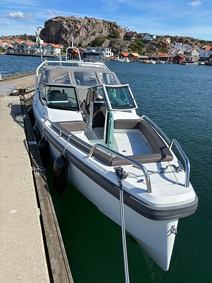 Axopar24 Open Cabin 3 of 3