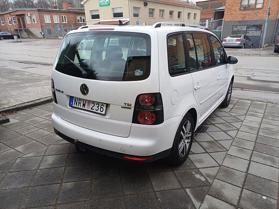 Volkswagen Touran 3 of 5
