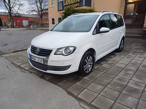 Volkswagen Touran 2 of 5