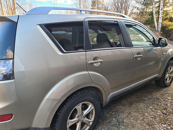 Mitsubishi Outlander 2 of 7