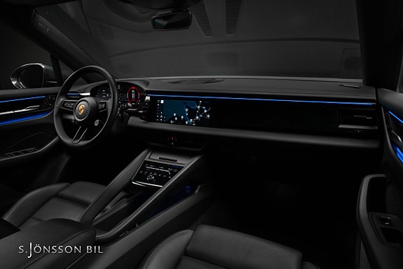 Porsche Macan 4 14 of 21