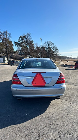 Mercedes-Benz E350 4 of 5