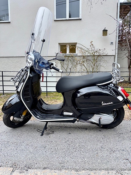 Vespa GTS Supertech 300 hpe 2 of 5