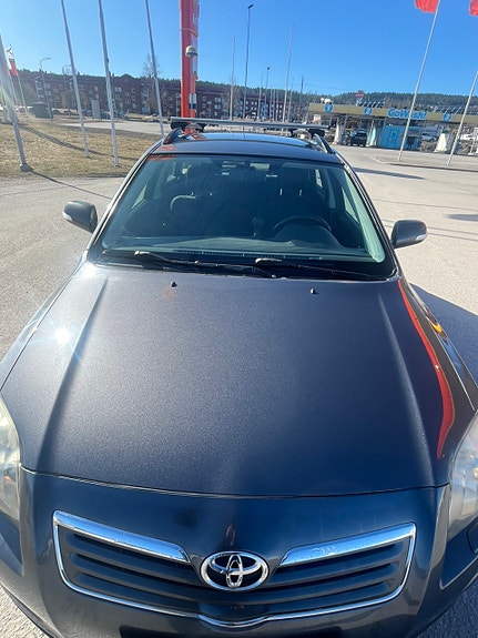 Toyota Avensis 2 of 4