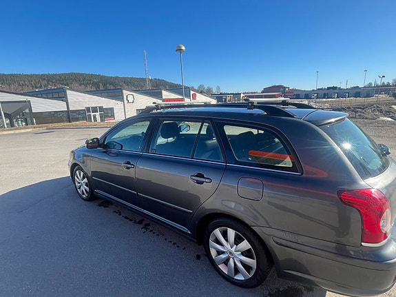 Toyota Avensis 4 of 4