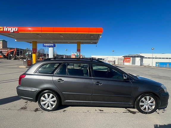 Toyota Avensis 3 of 4