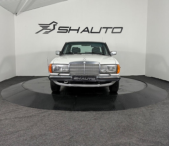 Mercedes-Benz 200 3 of 5