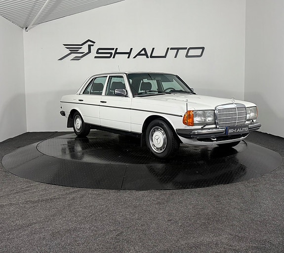Mercedes-Benz 200 4 of 5