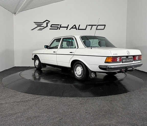 Mercedes-Benz 200 9 of 19