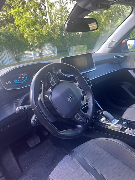 Peugeot e-2008 8 of 9