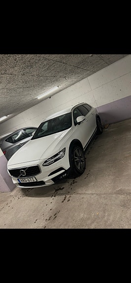 Volvo V90 Cross Country 2 of 10