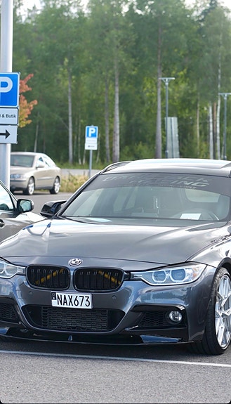 BMW 328i 2 of 12