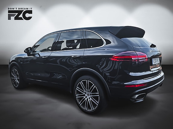 Porsche Cayenne 4 of 5
