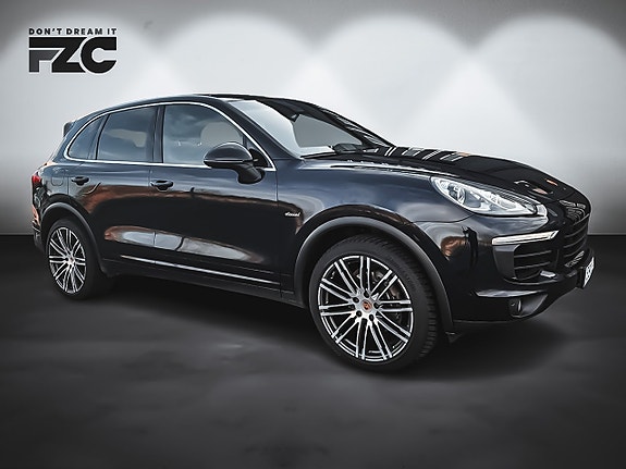 Porsche Cayenne 2 of 5