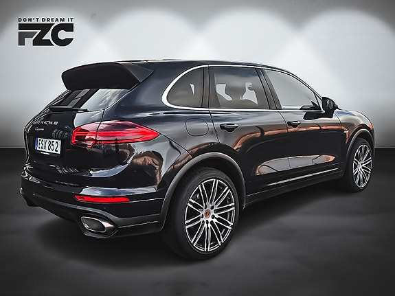 Porsche Cayenne 3 of 5