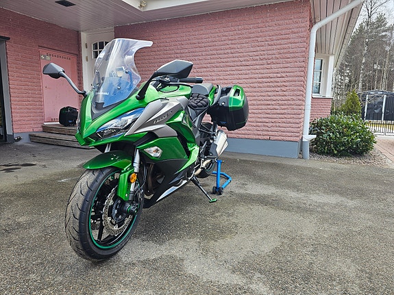Kawasaki Ninja Z1000SX 2 of 22