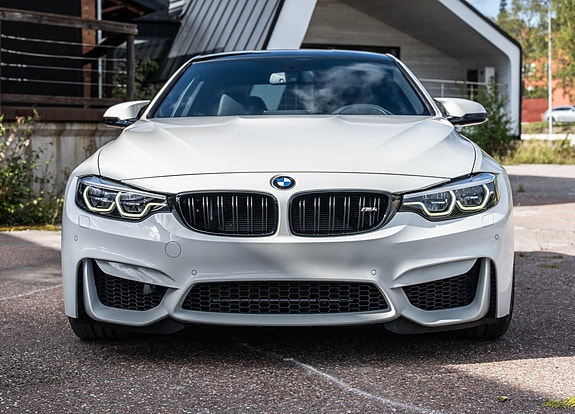 BMW M4 4 of 5