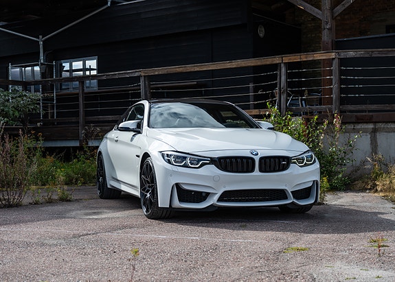BMW M4 2 of 5