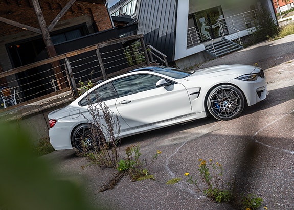 BMW M4 3 of 5