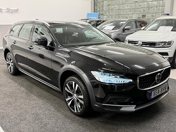 Volvo V90 Cross Country 2 of 5