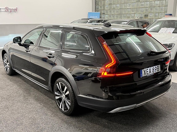 Volvo V90 Cross Country 3 of 5